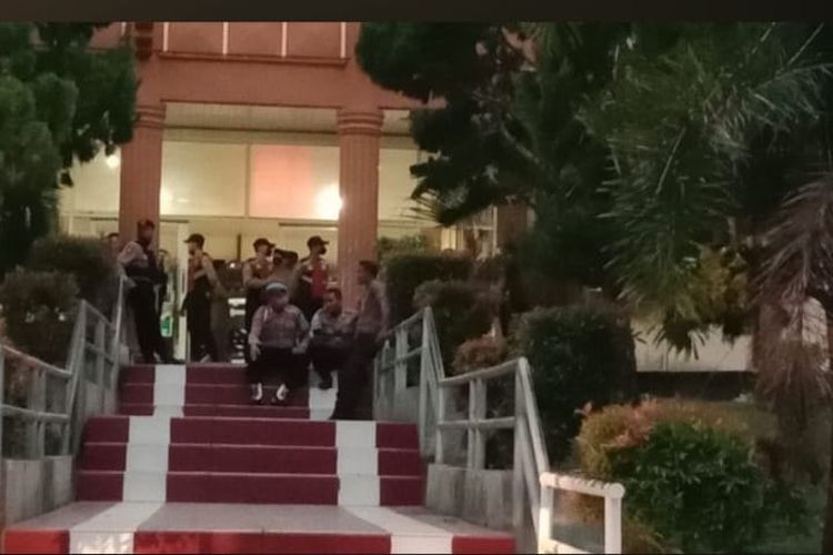 Polisi dan satuan pengamanan berjaga di depan pintu utama gedung RSUCM Aceh Utara, Senin (10/10/2022) malam.