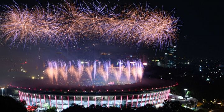 Pesta kembang api menyemarakkan Upacara Pembukaan Asian Games ke-18 Tahun 2018 di Stadion Utama Gelora Bung Karno, Senayan, Jakarta, Sabtu (18/8). INASGOC/Widodo S Jusuf/hp/18.