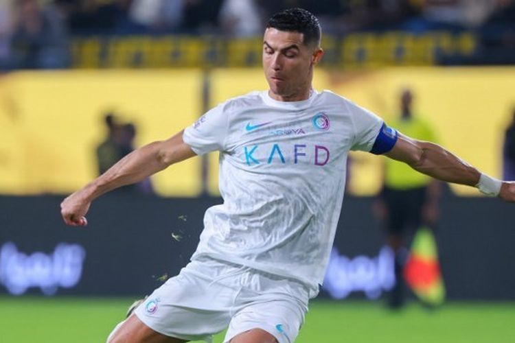 Penyerang Al Nassr, Cristiano Ronaldo, tengah melepaskan tembakan dalam lanjutan Liga Arab Saudi 2023-2024 antara Al Nassr vs Al Riyadh di Stadion Al-Awwal Park pada 8 Desember 2023. Terkini, Ronaldo resmi menjadi raja gol sepanjang tahun 2023.
