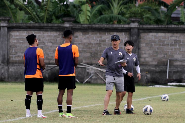 Pelatih Timnas Indonesia Shin Tae-yong saat memimpin latihan persiapan ujicoba FIFA Matchday di Stadion Gelora Trisakti Kuta, Bali, Jumat (21/1/2022) sore.