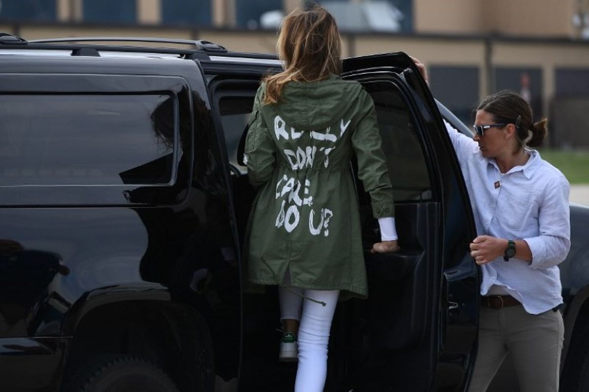 Ibu Negara Amerika Serikat Melania Trump mengenakan jaket bertuliskan I dont really care, do you? saat hendak berangkat mengunjungi migran anak di perbatasan AS-Meksiko, Kamis (21/6/2018). (AFP/Mandel Ngan)