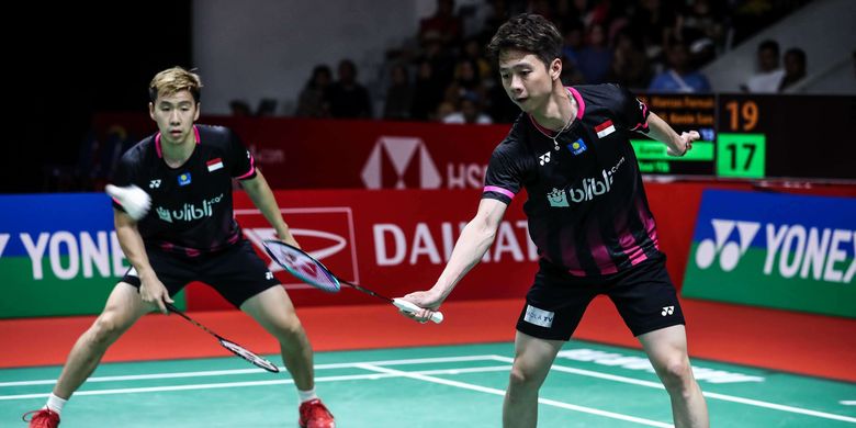 Pasangan ganda putra Indonesia, Marcus Fernaldi Gideon/Kevin Sanjaya Sukamuljo melawan wakil Malaysia, Aaron Chia/Soh Wooi Yik saat pertandingan babak semi final Indonesia Masters 2020 di Istora Senayan, Jakarta, Sabtu (18/1/2020). Marcus/Kevin menang dua gim langsung atas Aaron/Soh dengan skor 21-19, 21-19 dalam tempo 33 menit.