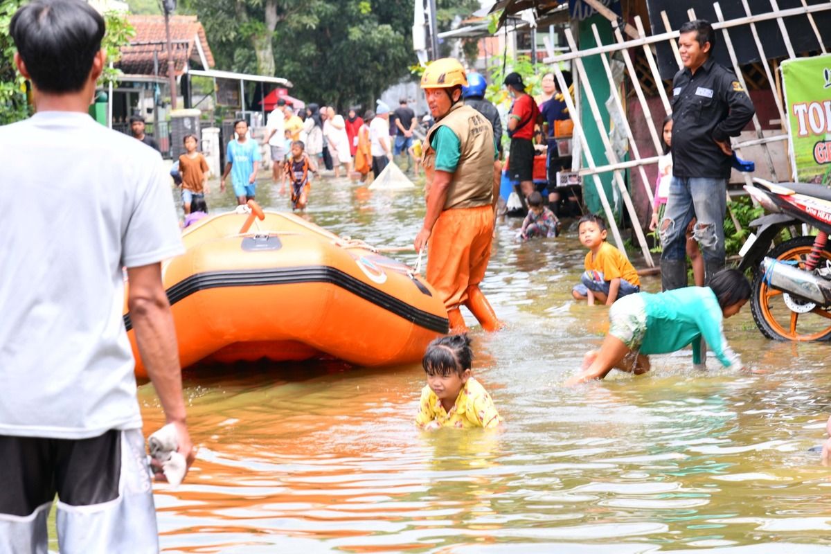 Situasi banjir yang menerjang tiga kecamatan di Kabupaten Bandung, Jawa Barat akibat hujan deras yang melanda tersebut selama sepekan, Minggu (9/3/2025).