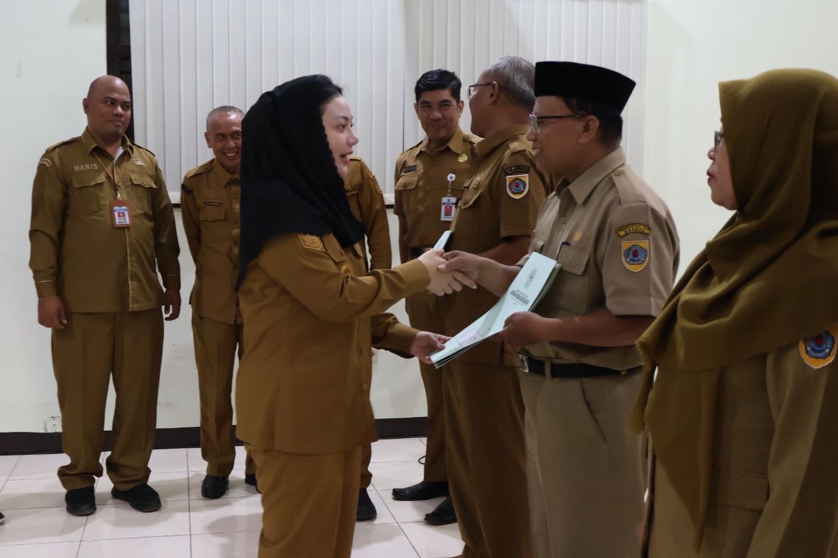 Bupati Brebes Paramitha Widya Kusuma menyerahkan SK pensiun kepada ASN yang memasuki masa purna tugas TMT 1 April 2026 di Aula Kartini BKPSDMD Brebes, Jawa Tengah, Selasa (31/3/2026).