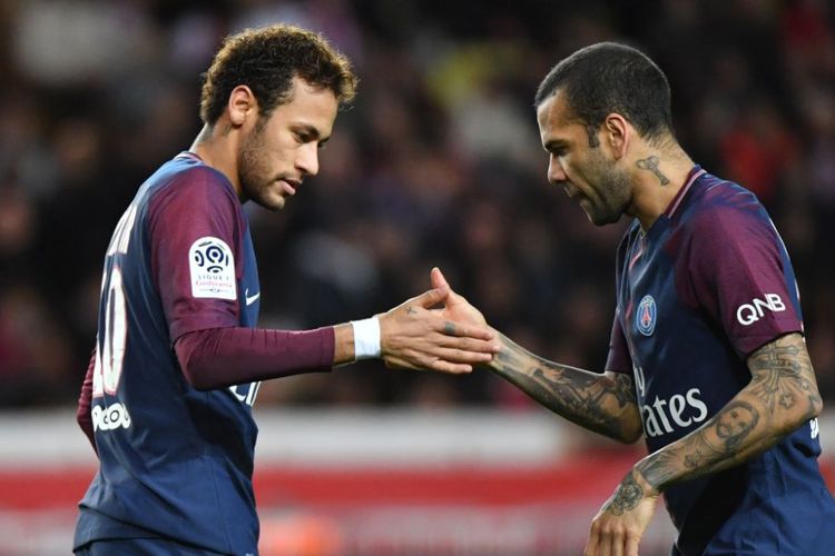 Gaya selebrasi Neymar dan Dani Alves seusai mencetak gol pada pertandingan antara AS Monaco dan PSG di Stade Louis II, Minggu (26/11/2017).