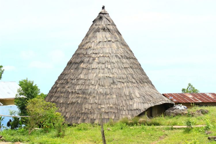 Suasana rumah adat Mbaru Niang atau Rumah Niang di Desa Adat Todo, Kecamatan Satarmese, Manggarai, Pulau Flores, NTT, Rabu (29/11/2018). 