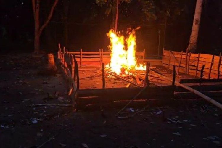 Penggerebekan Diduga Bocor, Polisi Bakar Arena Sabung Ayam di Musi Rawas