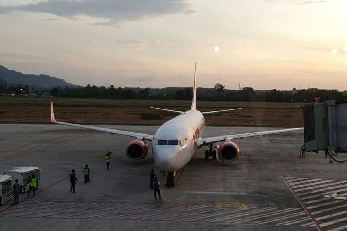 Pesawat Lion Air saat parkir di Bandara Depati Amir, Pangkal Pinang, Jumat (19/7/2019) sore.