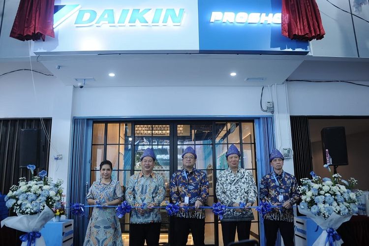 Pengguntingan pita menandai peresmian Daikin Proshop Palembang.
