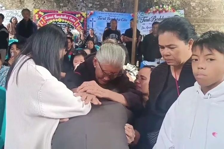Jenazah Pegawai Pemkab Jayawijaya Korban Penembakan KKB Tiba di Tana Toraja, Disambut Tangis Keluarga