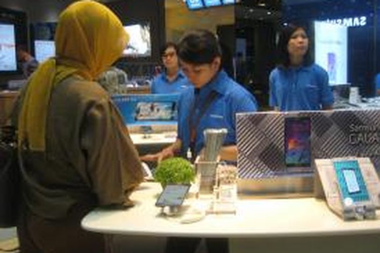 Gerai Samsung Experience Store (SES) di Mal Gandaria City, Jakarta Selatan. 
