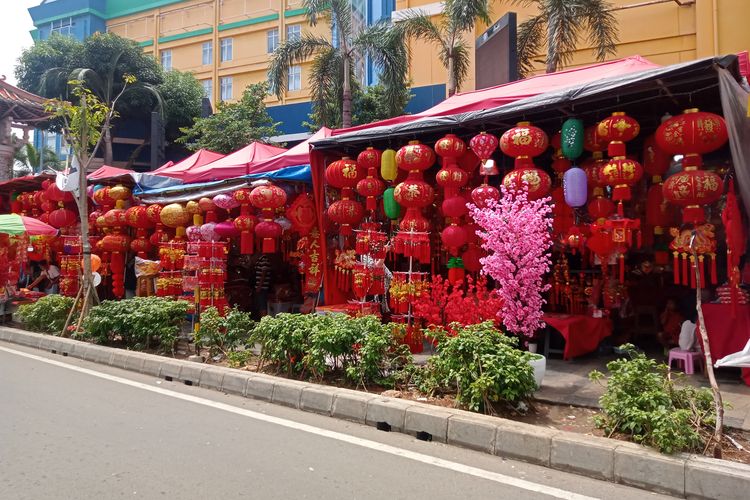 Pernak pernik Imlek yang dijual para pedagang di Pecinan Glodok, Minggu (4/2/2024).