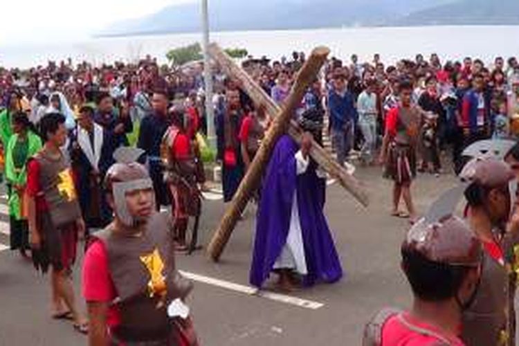 Ratusan Umat Katolik dari gereja Imanuel Sanggeng, Manokwari, Papua Barat, Jumat (25/3/2016), mengikuti proses Jalan Salib, dalam memperingati Jumat Agung.