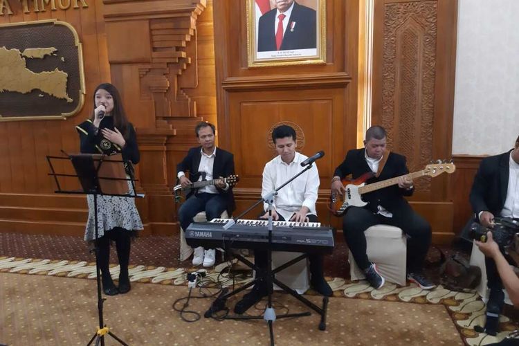 Tiara Idol berduet dengan Wakil Gubernur Jatim Emil Elistianto Dardak di Gedung Negara Grahadi Surabaya, Kamis (5/3/2020).