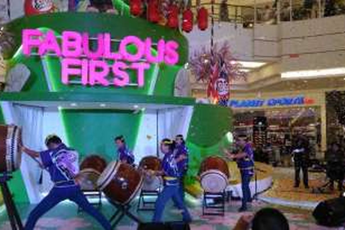 Tarian tradisional Jepang bernama Taiko  yang menggunakan atribut drum jadi salah satu atraksi pembukaan seremoni Perayaan Satu Tahun AEON Mall BSD City, Serpong, Jumat (20/5/2016)