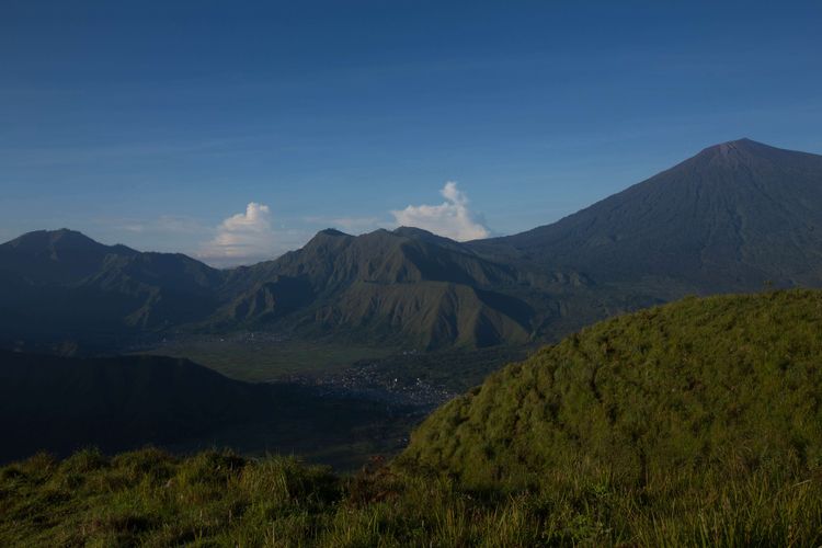 Lanskap Gunung Rinjani terlihat dari puncak Bukit Pergasingan, Lombok Timur, Nusa Tenggara Barat, Kamis (19/3/2015). Puncak Bukit Pergasingan menjadi pilihan wisata trekking di Lombok Timur untuk menyaksikan matahari terbit dan lanskap Gunung Rinjani. KOMPAS IMAGES/KRISTIANTO PURNOMO