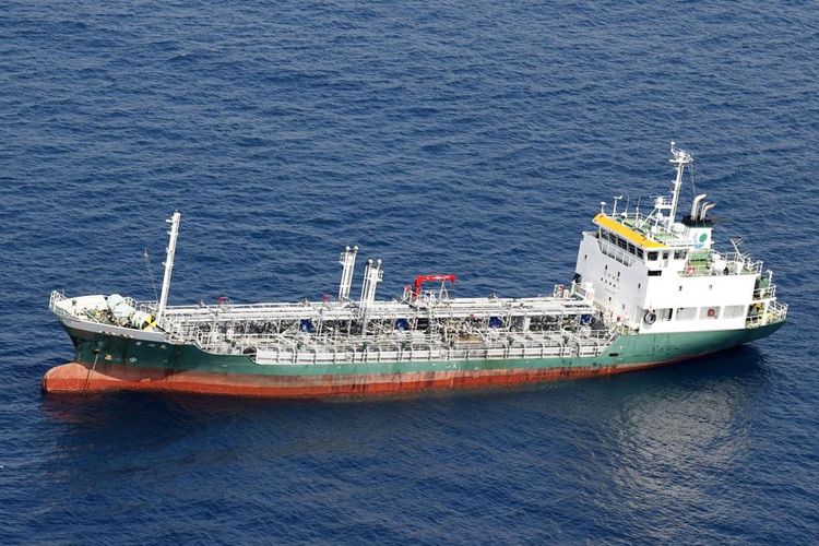Foto udara ini menunjukkan kondisi kapal kargo China terdaftar Belize Xin Hai 99, setelah tabrakan, di lepas pantai Kushimoto, prefektur Wakayama, barat daya Jepang pada Sabtu (20/8/2022). Sebuah kapal tanker kimia Jepang menabrak kapal kargo di lepas pantai barat daya Jepang.

