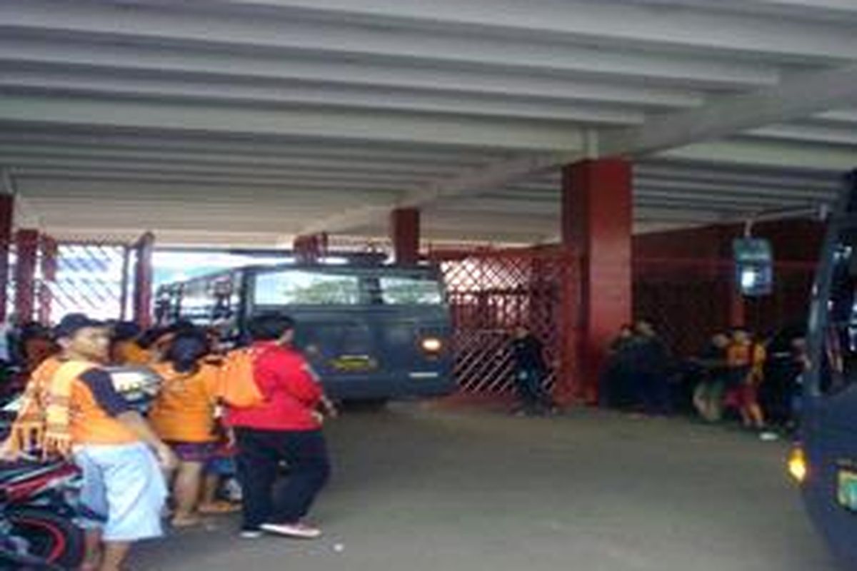 Pendukung Persija Jakarta atau The Jak menyambut damai kedatangan Persib Bandung setibanya di Stadion Gelora Bung Karno, Kamis (24/3/2010).