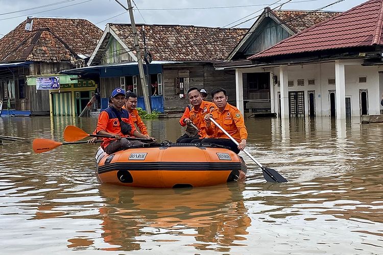 Kepala Badan Penanggulangan Bencana Daerah (BPBD) Sumatera Selatan Iqbal Ali Syahbana saat meninjau banjir yang merendam Kabupaten Muratara, Jumat (12/1/2024).