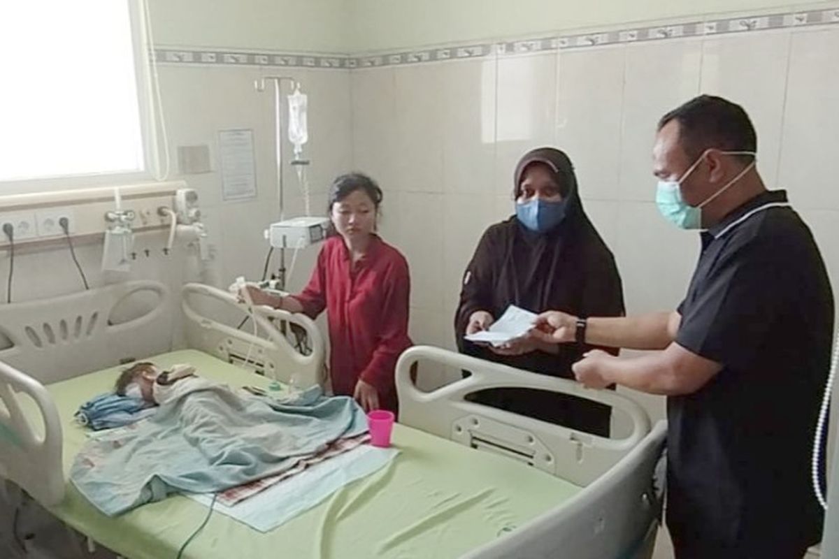 Lina ibu dari Cintya balita stunting menerima bantuan dari Dr. Rozak, warga Tegal yang berempati atas kondisi Cintya yang sedang dirawat intensif di RSUD Kardinah, Kota Tegal, Rabu (31/5/2023)