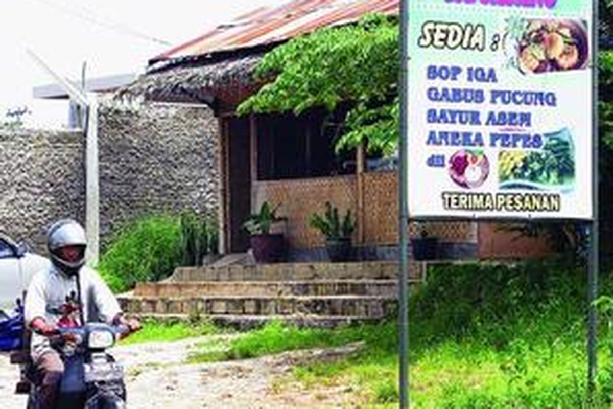 Warung Ibu Jajang di Jalan Raya Tapos, Tapos, Depok, Jawa Barat, ini menyajikan makanan khas Betawi gabus pucung. Restoran ini buka setiap hari, pukul 11.00- 21.00. 
