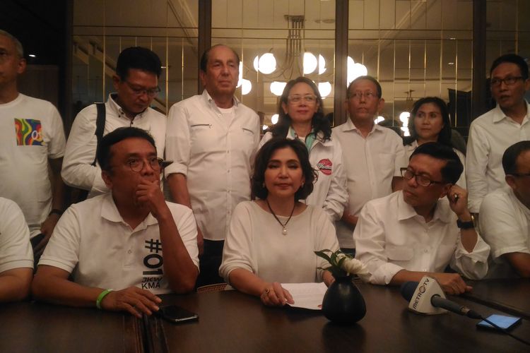 alumni perguruan tinggi dan SMA se-Indonesia bersatu pendukung pasangan calon nomor urut 01, Joko Widodo-Maruf Amin diLippo Mall Kemang, Jakarta Selatan, Kamis (25/4/2019).  