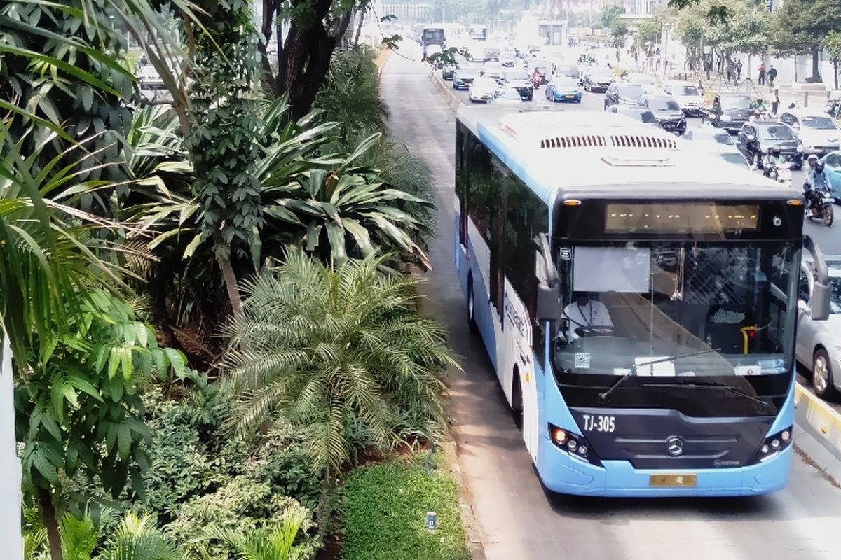 Transjakarta merupakan salah satu transportasi publik yang cukup banyak digunakan oleh warga Jakarta.