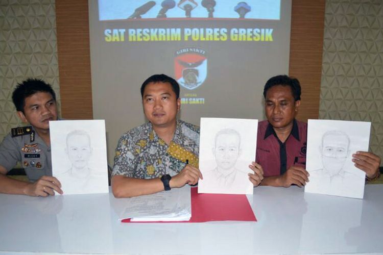 Kasatreskrim Polres Gresik AKP Adam Purbantoro (tengah), saat memamerkan sketsa wajah para pelaku bom molotov di rumah Ketua DPD PAN Gresik.