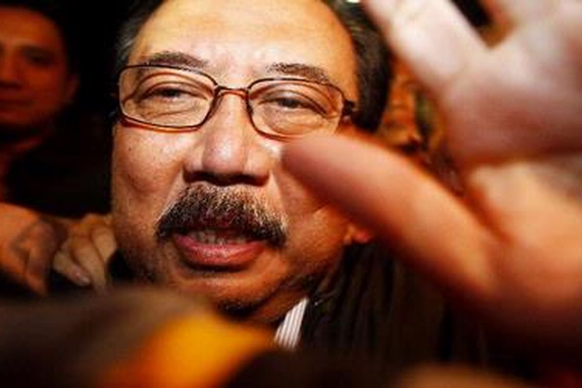 Mantan pejabat Direktorat Jenderal Pajak, Bahasyim Assifie dengan penjagaan ekstra ketat usai menjalani pemeriksaan di Kantor Direktorat Kriminal Khusus Polda Metro Jaya, Jakarta Pusat. Jumat (9/4/2010) malam. Bahasyim menjadi tersangka dugaan korupsi dan pencucian uang selama bekerja di Direktorat Jenderal Pajak Departemen Keuangan. Saat ini Bahasyim ditahan di Direktorat Kriminal Umum. 