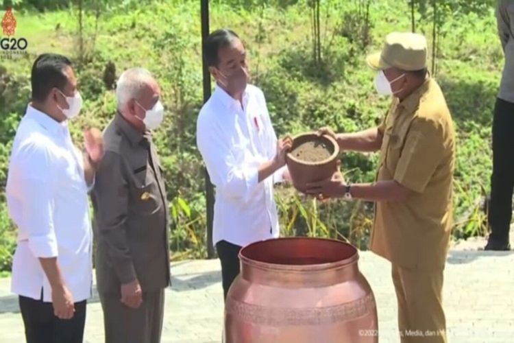 Tangkapan layar saat Presiden Joko Widodo bersama Gubernur Sulut Olly Dondokambey dalam upacara prosesi penyatuan tanah dan air Nusantara yang dibawa dari Sulut di titik nol Ibu Kota Nusantara IKN.