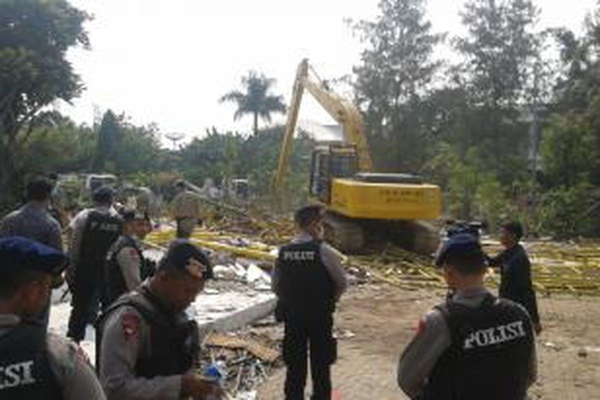 Pembongkaran lapak pedagang kaki lima di jalur hijau Jalan Putra Putri, Pluit, Jakarta Utara, Kamis (28/8/2014).