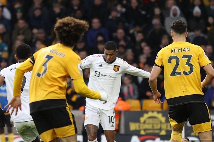 Penyerang Manchester United Marcus Rashford (tengah) menghadapi pertahanan Wolves sebelum mencetak gol pembuka Liga Inggris antara Wolverhampton vs Man United di Stadion Molineux di Wolverhampton, Inggris, tengah pada Sabtu 31 Desember ,