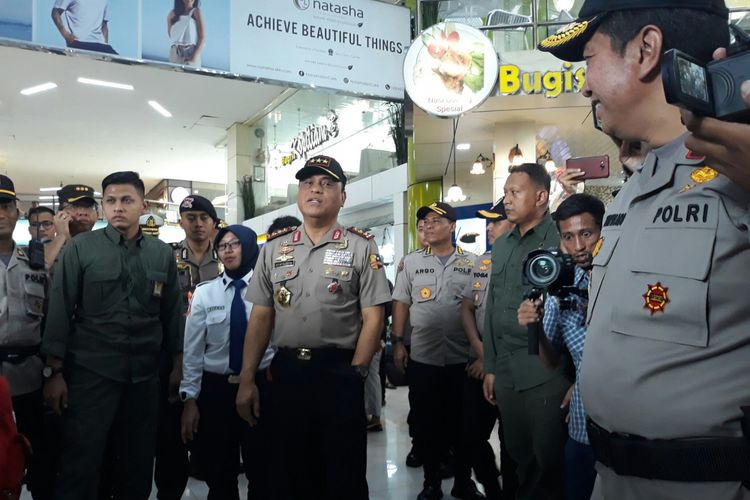 Wakapolri Komjen Pol Syafrudin meninjau atus mudik di Stasiun Gambir, Jakarta, Senin (11/6/2018).