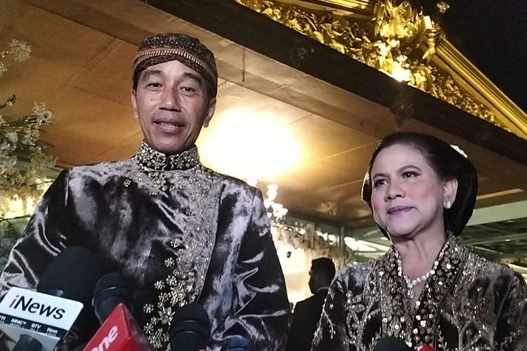 Presiden Joko Widodo dan Ibu Negara Iriana Jokowi memberikan keterangan usai tasyakuran pernikahan Kaesang-Erina di Pura Mangkunegaran, Solo, Jawa Tengah.