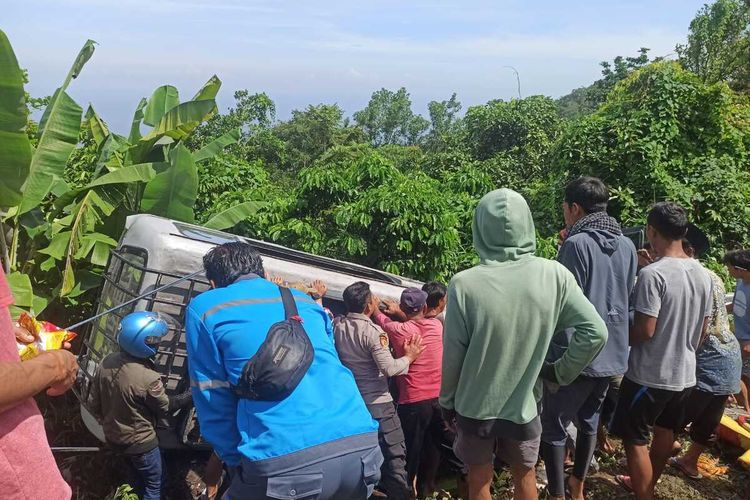 Minibus bermuatan 12 orang terguling di Sembalun, Kamis (11/1/2024). Kecelakaan ini terjadi akibat rem blong, 