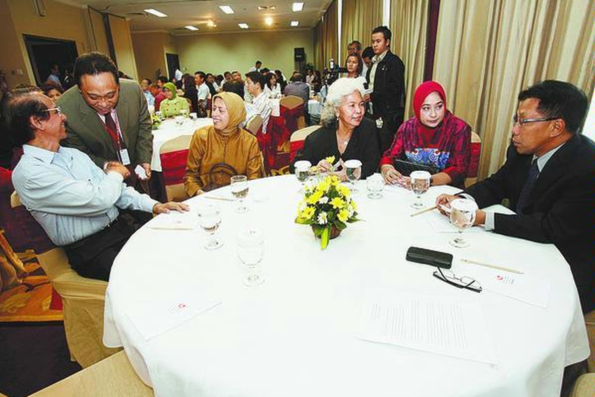 Direktur Utama Bank Century Maryono (paling kiri, berdiri) berbincang dengan seorang nasabah dalam pertemuan dengan nasabah premium Bank Century, Rabu (27/11) di Jakarta. Forum yang untuk pertama kalinya digelar itu digagas guna meningkatkan kepercayaan para nasabah terhadap Bank Century.  