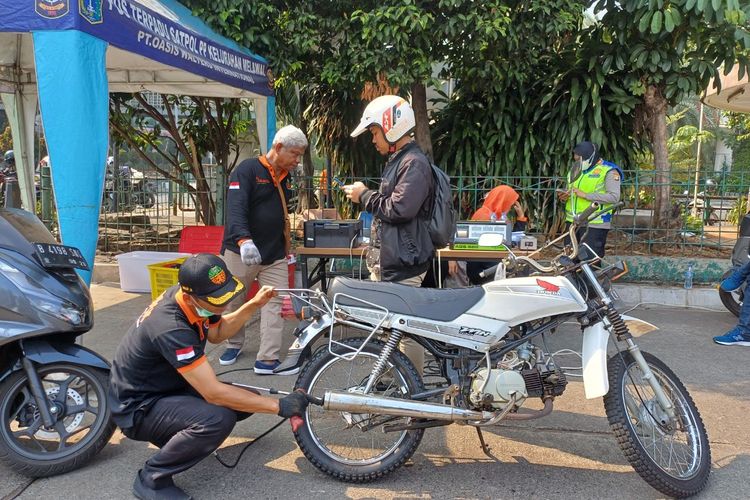 Salah satu kendaraan yang diminta pihak kepolisian untuk dilakukan uji emisi di kawasan Terminal Blok M, Kebayoran Baru, Jakarta Selatan, Jumat (25/8/2023).