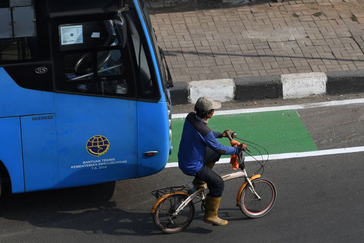 Pengendara sepeda tidak bisa melintasi jalur sepeda karena bus memanfaatkannya untuk tempat parkir di Jalan Pemuda, Pulo Gadung, Jakarta Timur, Kamis (19/9/2019). Pemerintah Provinsi DKI Jakarta akan menguji coba jalur sepeda tahap pertama mulai 20 September 2019 hingga 19 November 2019 di tujuh jalur, antara lain Jalan Medan Merdeka Selatan, Jalan M.H Thamrin, Jalan Imam Bonjol, Jalan Pangeran Diponegoro, Jalan Proklamasi, Jalan Pramuka. dan Jalan Pemuda. ANTARA FOTO/Aditya Pradana Putra/foc.
  