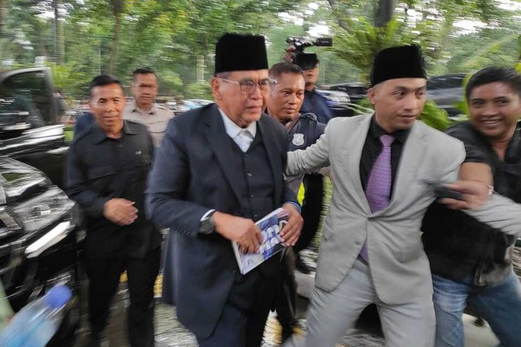 Pimpinan pondok pesantren (Ponpes) Al Zaytun Panji Gumilang memenuhi undangan tim investigasi terkait dugaan penyimpangan di Gedung Sate, Kota Bandung, Jawa Barat, Jumat (23/6/2023).