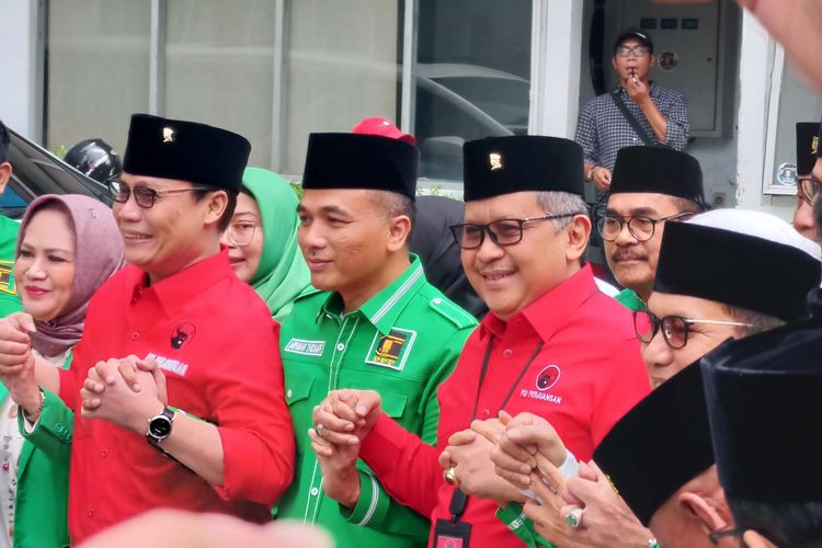 Sekjen DPP PPP Arwani Thomafi (jas hijau) diapit Ketua Koordinator Relawan Pemenangan Ganjar Pranowo, Ahmad Basarah dan Sekjen DPP PDI-P Hasto Kristiyanto saat pertemuan di Kantor DPP PPP, Menteng, Jakarta Pusat, Senin (29/5/2023).