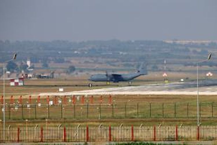 Sebuah pesawat angkut militer Hercules C-130 terlihat tengah bermanuver di pangkalan angkatan udara Incirlik, Turki.