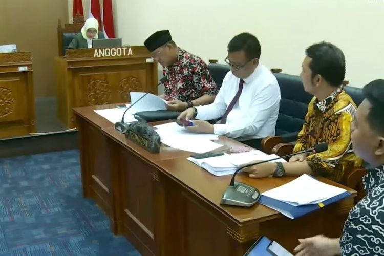  Sidang sengketa informasi terkait ijazah Presiden Joko Widodo kembali digelar di Komisi Informasi Pusat (KIP) RI, Jakarta, Senin (17/11/2025). 