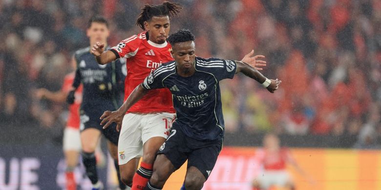 Aksi penyerang Real Madrid Vinicius Junior (kanan) pada laga pekan ke-8 Liga Champions UEFA antara SL Benfica dan Real Madrid CF di Estadio da Luz di Lisbon pada 28 Januari 2026.