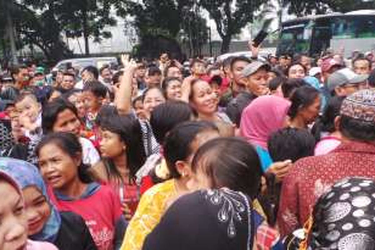 Aksi demo warga Kalijodo di depan Gedung DPRD DKI Jakarta, Jumat (19/2/2016). Sebagian warga terlihat membawa bayi mengikuti demo.