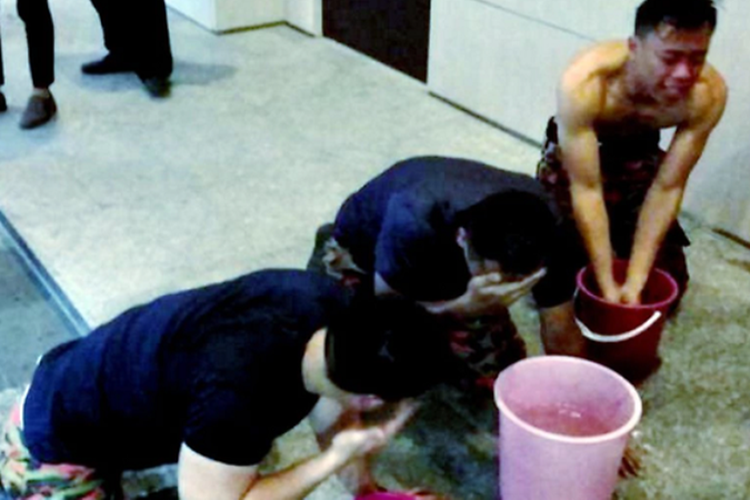 8 polisi dan lima petugas pemadam kebakaran terkena semprotan merica oleh perempuan Amerika yang menolak menyerahkan kondominium sewaannya di Malaysia. (Foto: Dinas Pemadam Kebakaran dan Penyelamatan Malaysia)