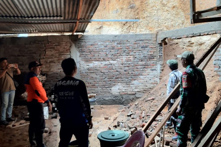 Rumah warga di Dusun Taman Rejo, Desa Curah Tatal, Kecamatan Arjasa, Kabupaten Situbondo, Provinsi Jawa Timur rusak akibat longsor pada Minggu (26/11/2023).