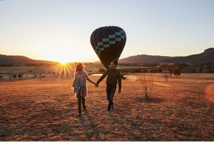 Wisatawan menikmati matahari terbit di Hunter Valley. Mereka tiba menggunakan balon udara.