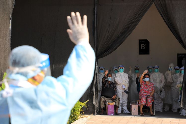 Sejumlah pasien Covid-19 yang dirawat di Rumah Sakit Lapangan Tembak Surabaya melambaikan tangan saat mendengarkan arahan dan dorongan semangat dari Wali Kota Surabaya Eri Cahyadi beberapa waktu lalu.