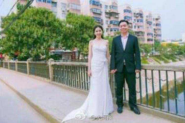 Wang Zi-heng dan Xiang Chung, setelah resmi menikah, berfoto di jembatan tua tempat mereka berdua pernah berfoto saat masih kanak-kanak.