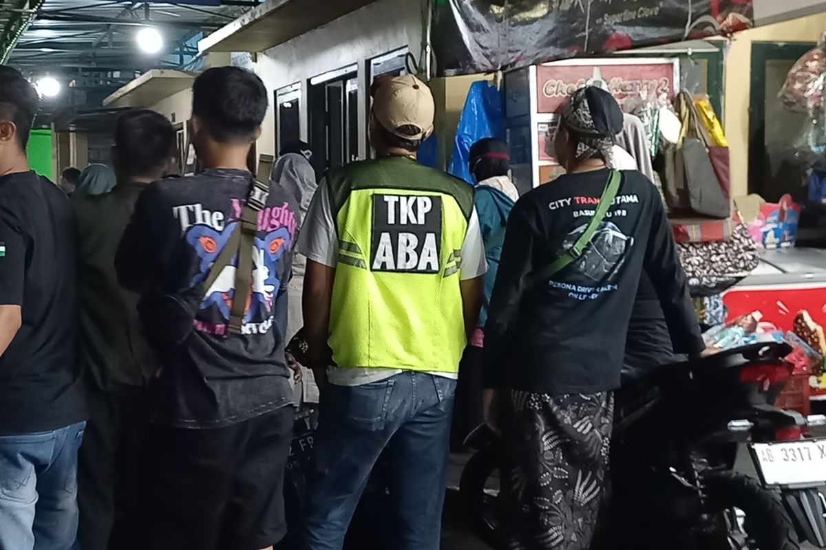 Pedagang dan Juru Parkir TKP ABA saat menggelar aksi tolak relokasi sementara, Jumat (11/4/2025)